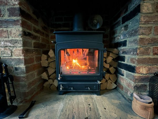 Poêle à bois pour bûches de 50 cm : lequel privilégier ?